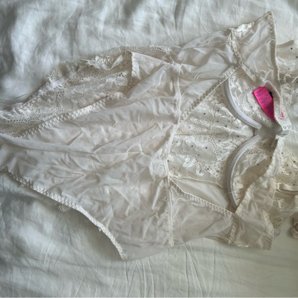 Lingerie - Picture 2 of 3